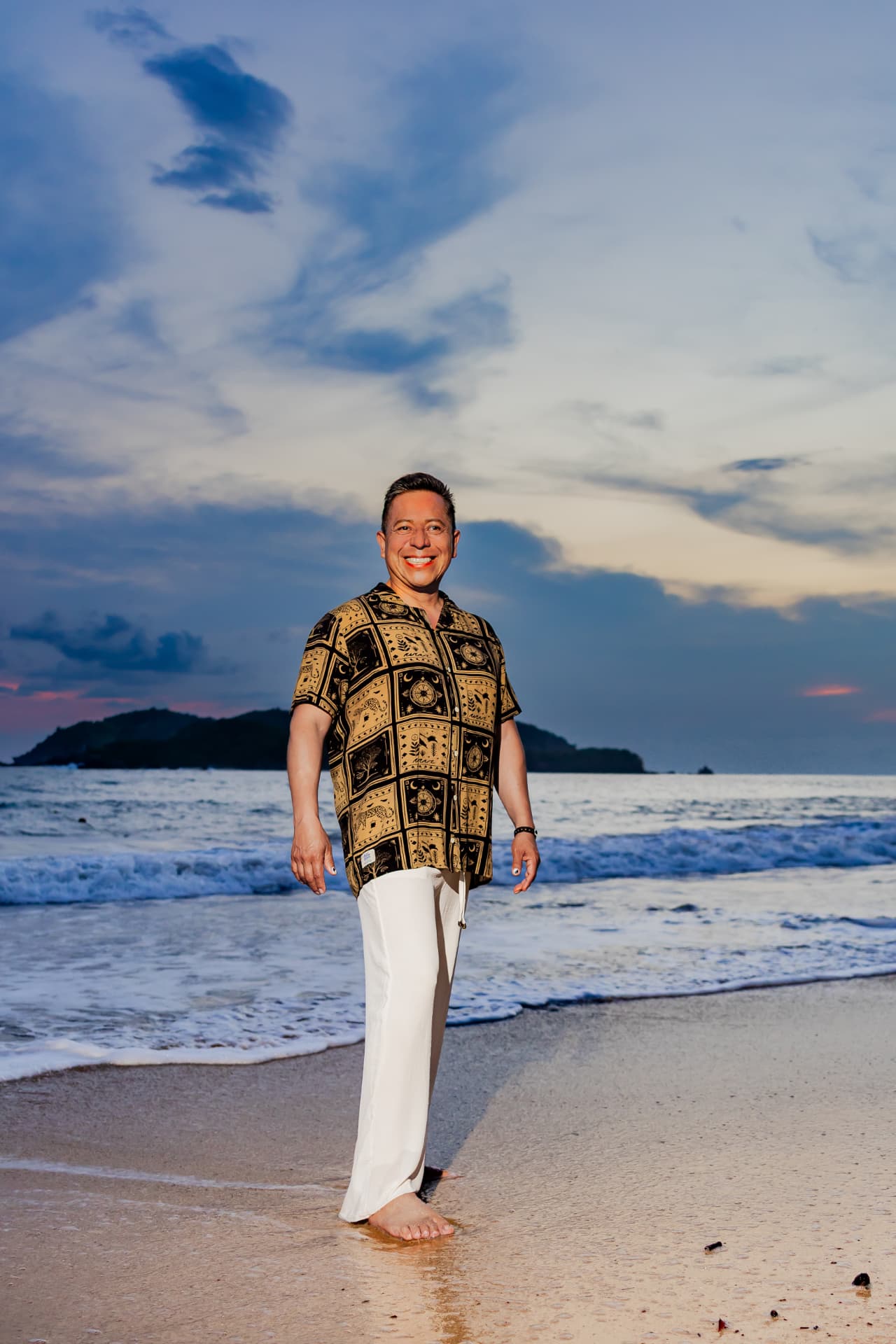 Dr. José González, retrato relajado al atardecer en la playa
